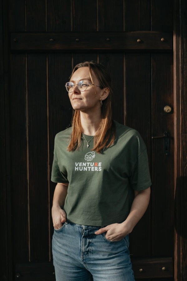 Luźny crop top Venture Hunters - obrazek 2